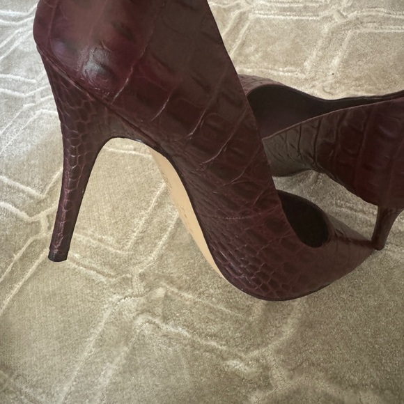 White House Black Market Burgundy Croc Embossed Heels. Brand New , never worn! - Picture 11 of 11